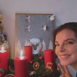 Yvonne Catterfeld Instagram - Auch wenn es in der Welt mehr denn je an Licht und Empathie fehlt, wünsche ich euch einen entspannten 2. Advent! Wir haben heute noch schnell einen Adventskranz selbst gebastelt, macht Spaß und ist ökologisch 👍✌️ Als Anregung für euch für nächstes Jahr😅- Eure Yvonne #diy #advent #ökologisch #spaß #family #momandson❤️