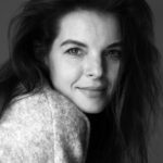 Yvonne Catterfeld Instagram - Ich wünsche euch einen schönen 2. Advent. Ich hab meinen Geburtstag mit meinen Liebsten sehr genossen und dann festgestellt, dass ich gar nichts gepostet hab, zumindest hier - aber ich glaube, eigentlich spricht das eher dafür, dass ich jeden Moment genossen und geliebt und gelebt hab. Ich fühl mich nicht wie 43, aber ich bin es…Dennoch fühle ich mich jung und doch erfahren, bin voller Freude und Leidenschaft, ich werde geliebt und liebe, bin dankbar für dieses Leben…und die paar Tage, an denen es Hindernisse gibt oder ich nicht mit einem Lächeln einschlafe, die gehören dazu, um die anderen noch mehr zu schätzen und sich dankbar zu fühlen… und daran sollten wir uns jeden Tag erinnern, für was wir dankbar sein können. Für was seid ihr dankbar? Eure Yvonne 📸 @adamvonmack (Berlin, 2020) #alter #dankbarkeit