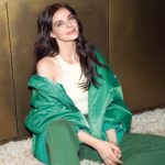 Yvonne Catterfeld Instagram - Happy weekend 🍀🎉 und für euch ein paar mehr Bilder, die wir für @gaborshoes_official gemacht haben. Liebe alles daran. Danke euch allen, dass ihr mich zeigt, wie ich bin und mih wohlfühle! 📷 @joergschieferecke for @gaborshoes_official H&M: @saskiakrause Styling: @ha_nink