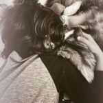 Yvonne Catterfeld Instagram - Wenig hört ihr von mir, hm? Ich genieße dieses ruhige Jahr sehr, bin gerne zu Hause und nutze die Zeit, in der ich voll und ganz Mama und Frau sein kann. Momente wie diese machen mich glücklich, aber auch die unscheinbaren, in denen ich einfach geliebten Menschen nahe bin, mich verbunden fühle, ungestört und unbeobachtet ICH sein kann. Ich mag und brauche den Alltag, den zeitweisen Rückzug aus der Öffentlichkeit, aus dieser meist irrealen Welt hier und dennoch freue ich mich, bald wieder vor der Kamera zu stehen und euch wieder mehr teilhaben zu lassen 😉 Aber ich kann nur jedem empfehlen, mal ein paar Tage oder gar Wochen Abstand von diesen sozialen Medien zu nehmen, sein Leben zu leben und es nicht zu präsentieren die ganze Zeit, denn dabei vergessen wir, was und wie das richtige Leben ist…die meisten fangen an, sich zu vergleichen oder ihr Leben, zweifeln an den eigenen doch manchmal unaufregenden Ereignissen. Dies hier sind Momentaufnahmen, vergesst das nicht 😘 Ich wünsche euch ein schönes Wochenende, Eure Yvonne #family #timeout #life #love
