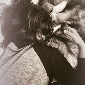 Yvonne Catterfeld Instagram - Wenig hört ihr von mir, hm? Ich genieße dieses ruhige Jahr sehr, bin gerne zu Hause und nutze die Zeit, in der ich voll und ganz Mama und Frau sein kann. Momente wie diese machen mich glücklich, aber auch die unscheinbaren, in denen ich einfach geliebten Menschen nahe bin, mich verbunden fühle, ungestört und unbeobachtet ICH sein kann. Ich mag und brauche den Alltag, den zeitweisen Rückzug aus der Öffentlichkeit, aus dieser meist irrealen Welt hier und dennoch freue ich mich, bald wieder vor der Kamera zu stehen und euch wieder mehr teilhaben zu lassen 😉 Aber ich kann nur jedem empfehlen, mal ein paar Tage oder gar Wochen Abstand von diesen sozialen Medien zu nehmen, sein Leben zu leben und es nicht zu präsentieren die ganze Zeit, denn dabei vergessen wir, was und wie das richtige Leben ist…die meisten fangen an, sich zu vergleichen oder ihr Leben, zweifeln an den eigenen doch manchmal unaufregenden Ereignissen. Dies hier sind Momentaufnahmen, vergesst das nicht 😘 Ich wünsche euch ein schönes Wochenende, Eure Yvonne 

#family #timeout #life #love
