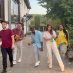 Yvonne Catterfeld Instagram - Wir hatten offensichtlich viel Spaß bei unseren beiden Konzerten. Danke allen, die mit uns meine Songs und jeden von uns gefeiert haben! Danke an mein unglaubliches Team. ❤️ #fun #teamwork #acoustic