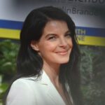 Yvonne Catterfeld Instagram - Ich schicke euch ein Lächeln… Zwar verdecke ich hier den Banner für die Ukraine, aber der Krieg geht weiter und viele freiwillige Helfer wie @reagarvey oder @helpforukraineberlin und @ewaherzogberlin brauchen immer noch eure Hilfe! Also bleibt auf dem Laufenden…und besucht doch mal deren Seiten oder Stories 🙏 #standwithukraine @filmpreis #filmpreis