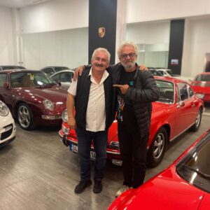 Zafer Algöz Instagram - Klasik arabalar var dedıler,meğer kuyumcu dükkanıymış.👍🧿 merkar_tk_motors #turgutkaradeniz.
