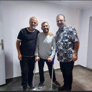 Zafer Algöz Instagram - En başta sevgili #yavuzkaraalp’e ve bizi izlemeye gelen #uşak ‘lı seyircilerimize,sevenlerimize teşekkürler.🙏 Valla çok güldük eğlendik.🧿😊🙋‍♂️ #burdaolanburdakalır  @68canylmz  akıllı ol 😁