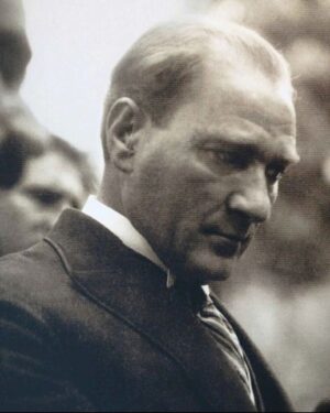 Zafer Algöz Instagram - Ebedi önderimize ve silah arkadaşlarına minnet ve saygıyla.🙏#30ağustoszaferbayramı mız kutlu olsun🇹🇷