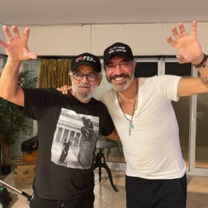 Zafer Algöz Instagram - Çok kıymetli kardeşlerımız gitti.İçimde hep bir burukluk varken.Yeni yaşıma @hakanaltunmusic  ve #beşiktaşla  girmek.Sağ olun..Var olun dostlarım.🙏