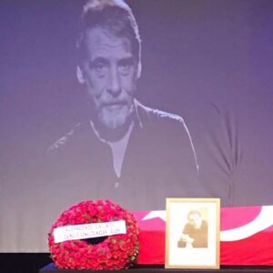 Zafer Algöz Instagram - Mekanın cennet,ruhun şad olsun Civan’ım.Sayısız yeteneklerle dolu kıymetlimizdin.Oynamak,yönetmek,yazmak,çizmek,söylemek,bestelemek…Hatıralarımızda hep güler yüzle anılacaksın.Milletimizin başı sağ olsun.🙏🌹#civancanova