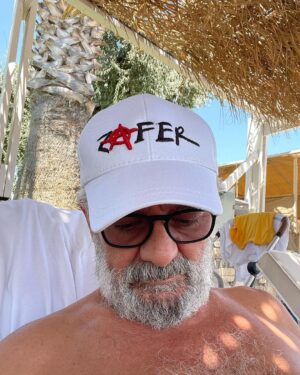 Zafer Algöz Instagram - Şapkaya çok talep var ama veremem😜 @seherkucuksports 😊👍