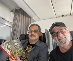Zafer Algöz Instagram - Ferhan Şensoy abim derdi.:Tesadüfün iğne deliği”diye.😊 @turkishairlines kaptan pilot @ziya.uckun arkadaşım,abd’ye oğluna götürmek için kitaplarımı (pardon eserlerimi) almış,aynı ucakta yanyana düştük.😁👍🙏