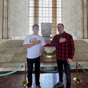 Zafer Algöz Instagram - Gösteri öncesi Cumhuriyetimizin kurucu önderi Mustafa Kemal Atatürk’e saygı duruşu 🙏🇹🇷 Minnettarız Paşam…#ankara #anıtkabir