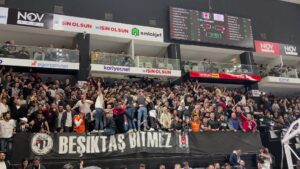 Zafer Algöz Instagram - Akatlarda Beşiktaşımızın Genc Kartalları muhteşemdiniz.Burası potanın arkasındaki tribünün bölümü sadece.Maçın tamamında hiç susmadılar…Ama yeni yönetimin daha büyük ve modern bir salon yapması lazım….Bu taraftarla öyle bir salonda ben bile oynarım😊👍🦅