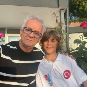 Zafer Algöz Instagram - Adamım,sarı kaptanım,yakışıklı ve yetenekli torunum.9 yaşında başladığı yelken sporunda 1 sene sonra milli takıma secilmek büyük başarı.Seninle gurur duyuyoruz Kaptan.🧿🙏 @bora_akin_tur7 @_canan_arslan @canerakin__ @gul_arslann .👍🇹🇷👏👏👏👏 @istanbulyelken1952