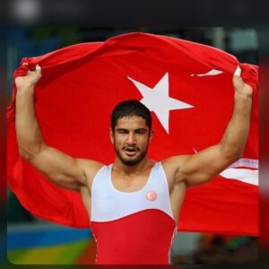 Zafer Algöz Instagram - Dünya güreş birliği 2022 yılının en iyi güreşçisi #tahaakgül ‘ü secti.Tebrikler namağlup şampıyonumuza gelsin.🇹🇷👍