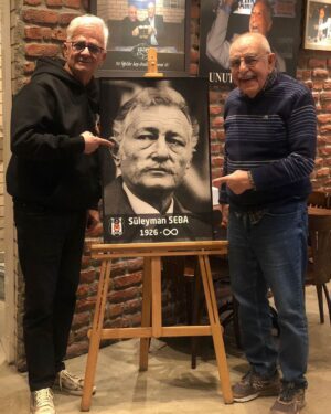 Zafer Algöz Instagram - Bir Beşiktaş efsanesi.Onursal başkanımız Süleyman Sebanın kadim dostu,Celal Soydan ağabeyımle güzel bir hatıra.Ellerinden öperim.🙏🧿🦅 #bjk 🇹🇷