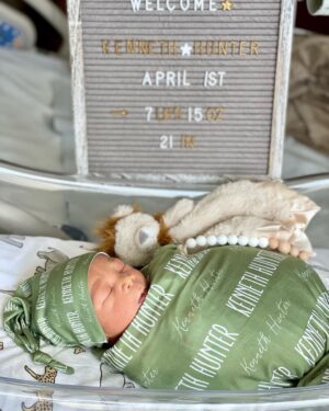 Zakiyah Everette Instagram - He’s here 🤎😊!
Kenneth Hunter K 🙏🏾 April 1st 2023 ☁️ My sweet boy is a dream 🌙 Mommy , daddy and big sister are so in love 🤍 Thank you God 🙏🏾 #babyboy #babyHunter #Aries #mysonshine #blackboyjoy #boymom