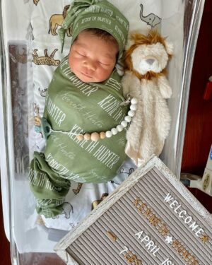 Zakiyah Everette Instagram - He’s here 🤎😊!
Kenneth Hunter K 🙏🏾 April 1st 2023 ☁️ My sweet boy is a dream 🌙 Mommy , daddy and big sister are so in love 🤍 Thank you God 🙏🏾 #babyboy #babyHunter #Aries #mysonshine #blackboyjoy #boymom