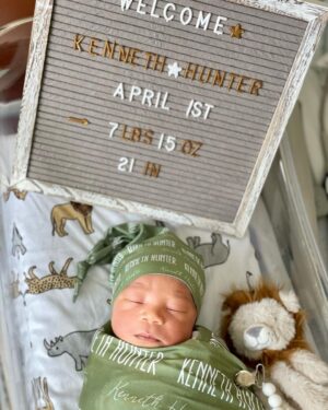 Zakiyah Everette Instagram - He’s here 🤎😊!
Kenneth Hunter K 🙏🏾 April 1st 2023 ☁️ My sweet boy is a dream 🌙 Mommy , daddy and big sister are so in love 🤍 Thank you God 🙏🏾 #babyboy #babyHunter #Aries #mysonshine #blackboyjoy #boymom