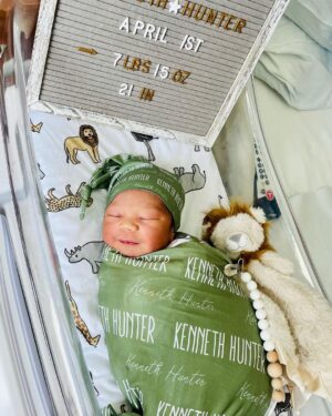 Zakiyah Everette Instagram - He’s here 🤎😊!
Kenneth Hunter K 🙏🏾 April 1st 2023 ☁️ My sweet boy is a dream 🌙 Mommy , daddy and big sister are so in love 🤍 Thank you God 🙏🏾 #babyboy #babyHunter #Aries #mysonshine #blackboyjoy #boymom
