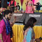 Zeel Joshi Instagram - Kash...Koi...Ladka....Mujhe....Pyaar...Karta...😉😉🙈 . . . . @zeel_joshii #zeeljoshi #singer #hindigarba #garba #wedding