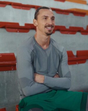 Zlatan Ibrahimović Instagram - Eyes on the prize. 
New gear from @hm_move