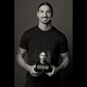 Zlatan Ibrahimović Instagram - Ho quarant’anni e due figli che non sono più bambini, ma ragazzi. A quest’età in genere si tira una riga sul foglio e si fanno le prime somme, i primi bilanci. Se il giocatore Ibra lo conoscono tutti, l’uomo Ibra no.

È il senso di questo libro.

#Adrenalina - #MyUntoldStories da oggi #inlibreria per @cairo.editore