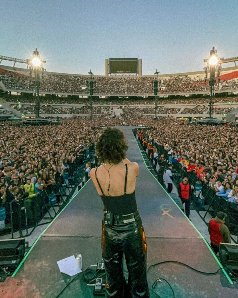 Zoe Gotusso Instagram - Otra noche increíble junto a @coldplay y @hermusicofficial 💋 Monumental River Plate