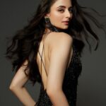 Zoya Afroz Instagram - Hellooo 2024 🖤💫 Photography : @rahuljhangiani Makeup : @khusrofarzana Hair : @dakshhnidhi Wearing : @studybyjanak @vandymehra Stylist : @lakhanisana