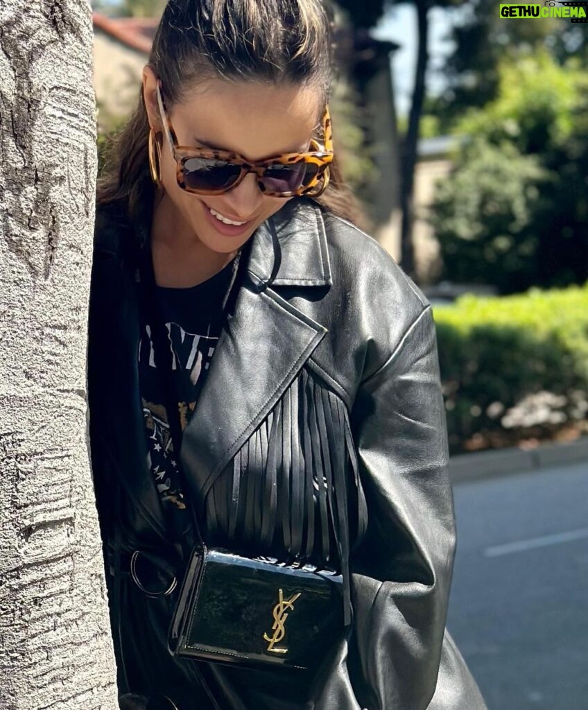 Zulay Henao Instagram - On Mondays we hug trees, bake muffins and do the Lords work! PSA📣 PSA - if you’ve been suffering from seasonal allergies like me and want to rip your face, especially your eyes out, last slide, you’re welcome. @modernmuze