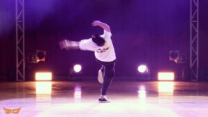 popping ed Instagram - 感謝每年20聯 @20showcase24th 的邀請，決定來發一個每次Solo的合輯記錄一下～也紀錄一下越來越老的自己🤣

謝謝每年同學們的邀請還有現場給的能量～（大家給的能量常常讓我跳到不能自己🥹）
也謝謝每年賣力主持的屁王哥 @pwangjiang 還有2019年主持的佑佑 @yo_lai_yo_chill ；還有每年攝影的白爛哥 @elsewhite 

以及最重要的，每次一起努力演出的BOOGNATION 團員夥伴們！ 🔥🔥🔥@boognation_tw 

自己從高中剛跳舞時就知道20聯這個舞台了～很慶幸這麼多年過去了，我還在這條路上努力著🙏🏽💙✊🏽
以上，持續珍惜每次的舞台。謝謝收看～～🙌🏽 

#BOOGNATION #高中20校聯合迎新舞展  #showcase #popping #街舞 #dancelife #thx