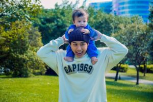 popping ed Instagram - 感謝 @gaptaiwan 再次找我合作，提供帥衣給我跟pika一起帥氣父子裝。GAP讓我跟pika沒有gap 🤣💙

Gap這季推出了許多繽紛多彩的霓虹色系服飾，並搭配具時尚潮流的Logo，一改秋冬沉悶的氣氛，為穿搭注入活潑大膽的風格!款式不但有大人帥氣舒適的大學T，也有可愛舒適的嬰兒套裝～
 
下身穿搭我選擇了舒適寬鬆又修飾腿型的卡其褲，休閒百搭絕對是懶人穿搭的必備單品。 

感謝GAP的愛，人生第一個和兒子的親子裝成就達成🥳

最後提醒大家電繡只有台北ATT4FUN旗艦店/板橋大遠百門市/台中大遠百門市/新竹巨城門市4家門市提供服務唷，全台門市都可以燙印布章!

📷： @soulyuu_ 
#gaptaiwan #gapootd#自在我們#早秋父子裝#OOTD