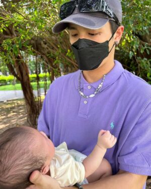 popping ed Instagram - My dear papa
這是我來到這個世界的第三個月 也是跟papa一起過的第一個父親節。
謝謝拔拔雖然工作很忙，但是每一天還是很認真當我的晚班警衛守護著我，照顧我晚上內內time 和睡覺。
會很用很逗趣的方式探索這個世界。帶我聽很多不同類型的音樂。做一些很奇妙的事。雖然很多事物我都還懵懵懂懂、每天都是很多新的挑戰。但是因為你是個有趣認真又負責的拔拔。讓我可以很放心又快樂的冒險。
謝謝有趣又好玩的大夥伴。PiKA love you😘