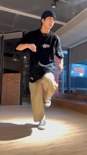 popping ed Instagram - 難得的下午獨處時刻～🎵

當了爸爸之後覺得以前好多看似容易的時光，現在都變得不那麼簡單了。

記錄一下最近的肢體也打歌一下😝
希望自己的心境能真的像歌詞所要傳達的 Be water一樣🌊🌊🌊

說總是比做簡單，就持續鍛鍊吧。
享受、感謝每一刻💙✊🏽
再次謝謝書豪 @haormusic 找我一起完成這次的歌。

Tee: @tnt_thenexttribe_official 
Necklace: @fe3c_official 
#逼瓦特 #bewater #許書豪 #田一德 #PoppingED #Dance #boognation #liferecords #thx