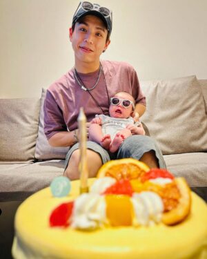 popping ed Instagram - 不知不覺一年又過去了～

今年最大的不同就是小Pika的出現，生日這一天也就是簡單的在家裏吃個蛋糕然後在照顧小孩中渡過～
最近真的了解到當爸爸媽媽真的不容易🥲🫡

每天都會有很多星星誕生降落在這世上，也會有難過受挫的事發生。
只希望我們能持續保持良善，用智慧面對每一天的挑戰。

謝謝一直在身邊陪伴的可愛的人們，
長了一歲更珍惜每一次的歡笑與淚水～
也謝謝所有朋友的心意和祝福！我都收到了。

祝我們都能平安喜樂珍惜生命一切的過程。🙏🏽💙🫶🏼

#母難日媽媽辛苦了 
#希望智慧可以也跟著長一歲 
#很榮幸可以加入父愁者聯盟 
#珍惜每一次的見面和祝福 
#人生很難但還是要好好去享受這一切