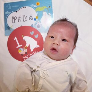 popping ed Instagram - 👶💙
@pika__tien 滿月了🎉🎉
這也表示新手爸媽要離開月中～之後要靠自己了⋯🤣😱😱

小小的生命真的好奇妙，從出生到現在每一天看他都慢慢一點點在長大，不知不覺就過了一個月了～真的很感謝這一個月來 @dayehmommy 護理師們對小PiKA專業親切的照護，也教會新手爸爸怎麼幫餵奶拍嗝洗屁屁～希望我可以當一個神隊友🥹🥹

在疫情期間家裡迎來了第一個新生兒。每天都是戰戰兢兢的不停快篩。還好大葉的管理很嚴謹。不但出入人員有管制。館內的護理師工作人員也是都有快篩。每天清潔消毒不用說，每個星期都有紫外線清理館內和房間。真的讓我們安心很多～🙏🏽

謝謝這一個月各位醫生叔叔和護理師阿姨對Pika的關愛與祝福。
我們會繼續努力好好長大的🙌🏽✨🥳

P.S.最後兩張是新手爸爸在月子中心的真實寫照😅😅🫠

#新生兒日記 #Newborn #Baby #mood #FatherandSon #airforce1custom 大葉產後護理之家 #滿月 #1monthbaby #life #thx