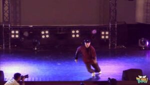 popping ed Instagram - 感謝每年20聯 @20showcase24th 的邀請，決定來發一個每次Solo的合輯記錄一下～也紀錄一下越來越老的自己🤣

謝謝每年同學們的邀請還有現場給的能量～（大家給的能量常常讓我跳到不能自己🥹）
也謝謝每年賣力主持的屁王哥 @pwangjiang 還有2019年主持的佑佑 @yo_lai_yo_chill ；還有每年攝影的白爛哥 @elsewhite 

以及最重要的，每次一起努力演出的BOOGNATION 團員夥伴們！ 🔥🔥🔥@boognation_tw 

自己從高中剛跳舞時就知道20聯這個舞台了～很慶幸這麼多年過去了，我還在這條路上努力著🙏🏽💙✊🏽
以上，持續珍惜每次的舞台。謝謝收看～～🙌🏽 

#BOOGNATION #高中20校聯合迎新舞展  #showcase #popping #街舞 #dancelife #thx