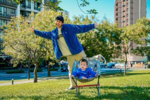 popping ed Instagram - 感謝 @gaptaiwan 再次找我合作，提供帥衣給我跟pika一起帥氣父子裝。GAP讓我跟pika沒有gap 🤣💙

Gap這季推出了許多繽紛多彩的霓虹色系服飾，並搭配具時尚潮流的Logo，一改秋冬沉悶的氣氛，為穿搭注入活潑大膽的風格!款式不但有大人帥氣舒適的大學T，也有可愛舒適的嬰兒套裝～
 
下身穿搭我選擇了舒適寬鬆又修飾腿型的卡其褲，休閒百搭絕對是懶人穿搭的必備單品。 

感謝GAP的愛，人生第一個和兒子的親子裝成就達成🥳

最後提醒大家電繡只有台北ATT4FUN旗艦店/板橋大遠百門市/台中大遠百門市/新竹巨城門市4家門市提供服務唷，全台門市都可以燙印布章!

📷： @soulyuu_ 
#gaptaiwan #gapootd#自在我們#早秋父子裝#OOTD