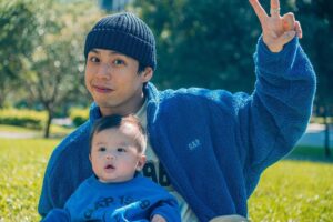 popping ed Instagram - 感謝 @gaptaiwan 再次找我合作，提供帥衣給我跟pika一起帥氣父子裝。GAP讓我跟pika沒有gap 🤣💙

Gap這季推出了許多繽紛多彩的霓虹色系服飾，並搭配具時尚潮流的Logo，一改秋冬沉悶的氣氛，為穿搭注入活潑大膽的風格!款式不但有大人帥氣舒適的大學T，也有可愛舒適的嬰兒套裝～
 
下身穿搭我選擇了舒適寬鬆又修飾腿型的卡其褲，休閒百搭絕對是懶人穿搭的必備單品。 

感謝GAP的愛，人生第一個和兒子的親子裝成就達成🥳

最後提醒大家電繡只有台北ATT4FUN旗艦店/板橋大遠百門市/台中大遠百門市/新竹巨城門市4家門市提供服務唷，全台門市都可以燙印布章!

📷： @soulyuu_ 
#gaptaiwan #gapootd#自在我們#早秋父子裝#OOTD
