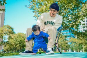 popping ed Instagram - 感謝 @gaptaiwan 再次找我合作，提供帥衣給我跟pika一起帥氣父子裝。GAP讓我跟pika沒有gap 🤣💙

Gap這季推出了許多繽紛多彩的霓虹色系服飾，並搭配具時尚潮流的Logo，一改秋冬沉悶的氣氛，為穿搭注入活潑大膽的風格!款式不但有大人帥氣舒適的大學T，也有可愛舒適的嬰兒套裝～
 
下身穿搭我選擇了舒適寬鬆又修飾腿型的卡其褲，休閒百搭絕對是懶人穿搭的必備單品。 

感謝GAP的愛，人生第一個和兒子的親子裝成就達成🥳

最後提醒大家電繡只有台北ATT4FUN旗艦店/板橋大遠百門市/台中大遠百門市/新竹巨城門市4家門市提供服務唷，全台門市都可以燙印布章!

📷： @soulyuu_ 
#gaptaiwan #gapootd#自在我們#早秋父子裝#OOTD