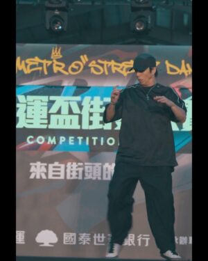 popping ed Instagram - 感謝捷運盃的邀請🙏🏽

連續兩天都有Judge solo，
剛好小藍、宗裕分別第一天第二天來～有專業攝影師朋友幫忙紀錄真好🥹💙

兩天所有工作人員及參賽者們大家都辛苦了，排舞比賽真的很不容易；希望大家能持續創作、挑戰自己💫🔥

以上，有想要詢問建議歡迎私訊我～謝謝捷運盃這個舞台，評審下台一鞠躬。 @metrostreetdance 

Day1:
📹： @nalnal._sxsx 
🎵： @iampopyoursoul - Natural Skilled

Day2:
📹: @soulyuu_ 
🎵: Swag- Riot in Lagos

@remixtaipei #PoppingED #BOOGNATION #taipei #捷運盃街舞大賽 #dancelife #thx #remixtaipei