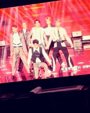popping ed Instagram - 原子少年演唱會首場安可嘉賓成功！🪐✨

非常榮幸可以當演唱會的安可嘉賓，可以再跟土星少年們跳一次精舞門就是感動。（雖然這支舞真的好累🤣）

今天整場演唱會覺得少年們真的太帥啦🔥🔥
每個表演都好精彩。明後天還有兩場！少年們加油！！！🙌🏽💙💙

@atomboyz.official 
#原子中年下班 #首演舞台到首場演唱會 #除了感動也是滿滿的感謝 #謝謝原子少年 #原子少年演唱會 #舞力導師  #田一德