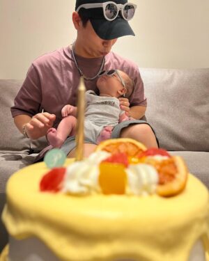 popping ed Instagram - My dear papa
這是我來到這個世界的第三個月 也是跟papa一起過的第一個父親節。
謝謝拔拔雖然工作很忙，但是每一天還是很認真當我的晚班警衛守護著我，照顧我晚上內內time 和睡覺。
會很用很逗趣的方式探索這個世界。帶我聽很多不同類型的音樂。做一些很奇妙的事。雖然很多事物我都還懵懵懂懂、每天都是很多新的挑戰。但是因為你是個有趣認真又負責的拔拔。讓我可以很放心又快樂的冒險。
謝謝有趣又好玩的大夥伴。PiKA love you😘