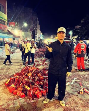 popping ed Instagram - 記錄一下這兩天的體驗，真的太酷了。

雖然兩天下來身體充滿勞累，但心裡卻是滿滿的～跟剛一哥、釣妹哥還有石頭一起也是發生了很多有趣的回憶。

明白此起彼落的鞭砲聲是代表著，信眾們歡欣鼓舞迎神的心情；很多小動作都有它的大智慧蘊含在裡頭；這兩天深切感受到了信眾們堅定的信仰，讓我也更明白信念帶給人們的力量。

太多感動無法言喻～～
總之就是繼續回歸生活好好努力！

謝謝謦宇一家的邀請和照顧，
感恩的心🙏🏽💙

@ching_a_awesome  @marcus__hybridcrew @subwaydiao  @bzgeorge_hybridcrew 
#北港朝天宮 #北港迓媽祖 #迎媽祖#抬轎初體驗