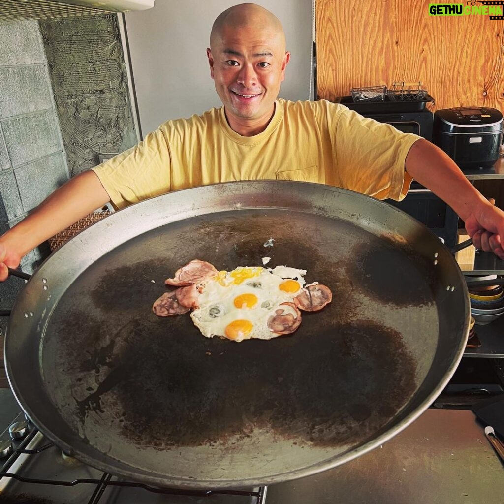 Abareru-kun Instagram - 少し大きめのハムエッグ作ったよ🥚🍖