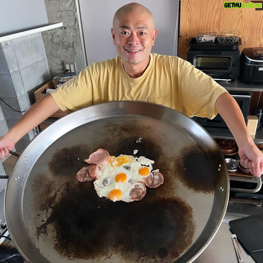 Abareru-kun Instagram - 少し大きめのハムエッグ作ったよ🥚🍖