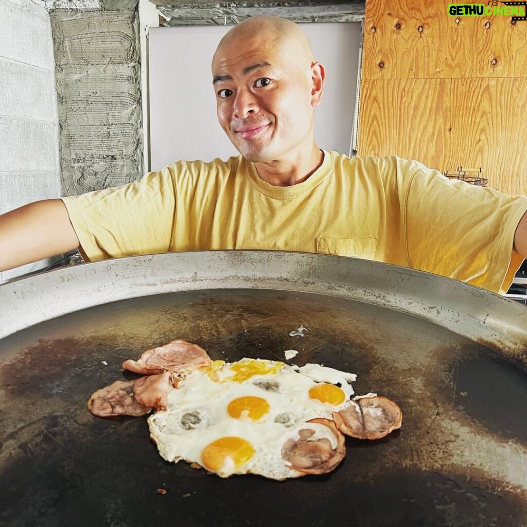 Abareru-kun Instagram - 少し大きめのハムエッグ作ったよ🥚🍖