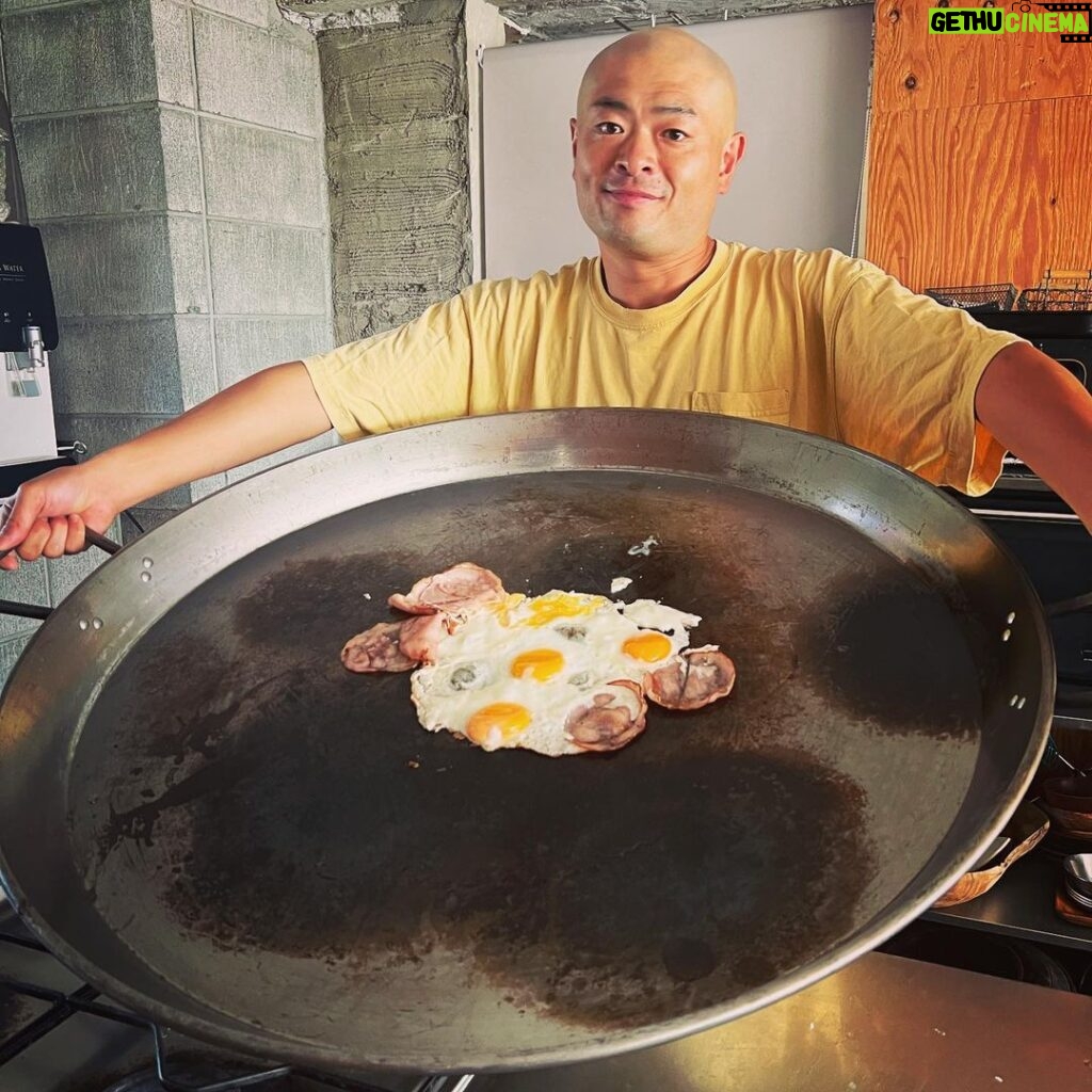 Abareru-kun Instagram - 少し大きめのハムエッグ作ったよ🥚🍖