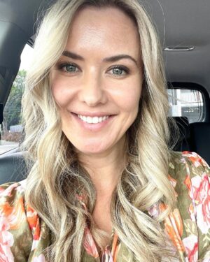 Abby Coleman Instagram - Three and a half years after #worldsgreatestshave 
Thanks for listening to my request for mermaid 🧜🏿‍♀️ hair @brisbanesbesthairdressers and the fact I want my hair past my boobs…. Let’s hope my hair grows faster than gravity #brisbanesbesthairdresser