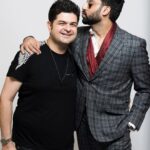 Abhishek Bachchan Instagram - #btswithdabboo With My Lil Bro 🫶🏻 @bachchan 🥰🤗 @dabbooratnani 📸 @manishadratnani @dabbooratnanistudio #dabbooratnani #dabbooratnaniphotography #dabbooratnanicalendar #abhishekbachchan Dabboo Ratnani Photography