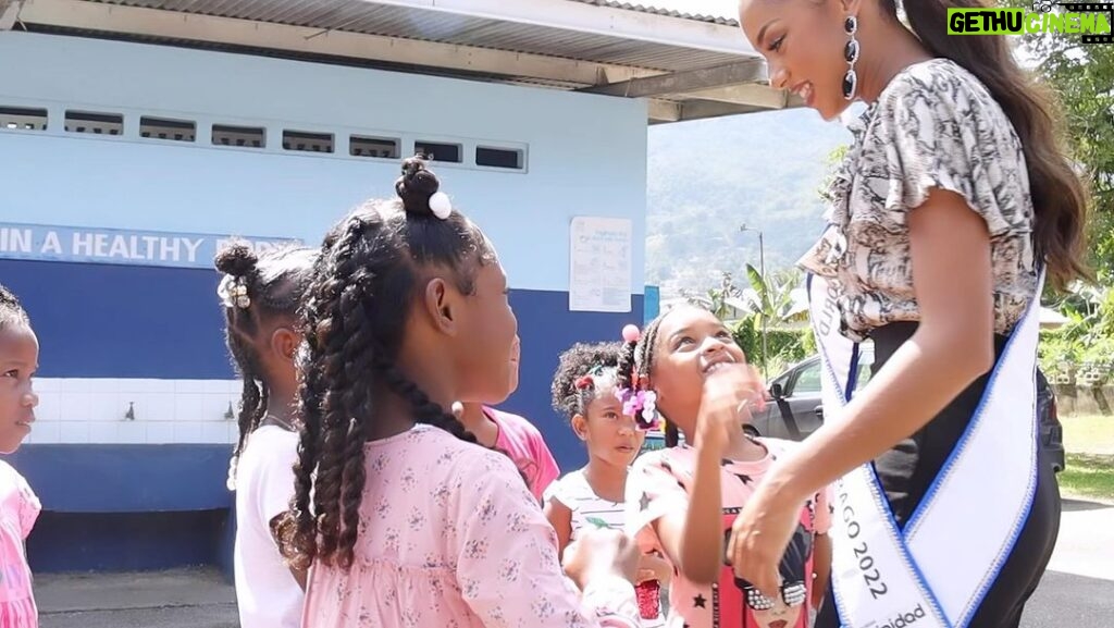 Aché Abrahams Instagram - I’ll never forget the full circle moment of going back to my primary school and having all these little cuties run up to hug me and how excited they were to know that I went to that same school🥹. Also getting the chance to share about my passion for mental health and my project @invisiblescarsproject_mwtt to the students in front of my own past teachers was so surreal and definitely a moment to remember for life🙏🏽. Increasing mental health literacy is key to destigmatising the topic and ensuring no one ever has to struggle in silence💚